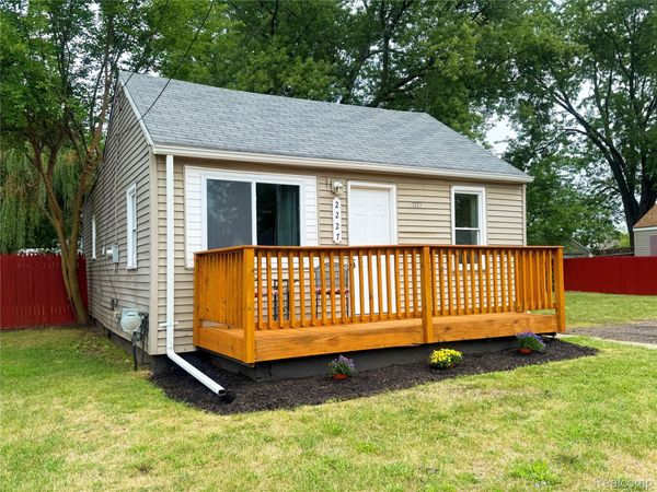 2227 E Boatfield Avenue , Burton, Mi 48529