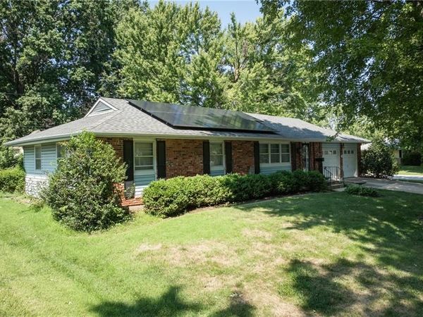 110 S Queen Ridge Drive, Independence, MO 64050