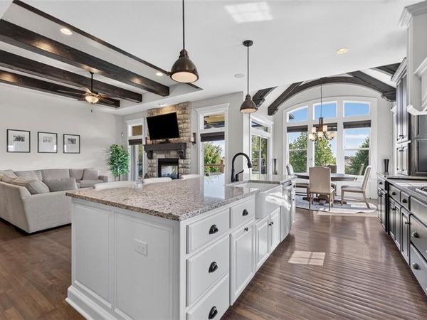 221 SW Roosevelt Ridge, Lee's Summit, MO 64081