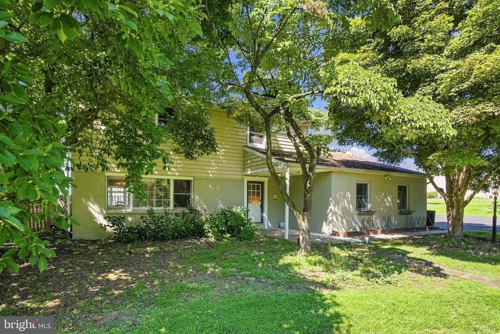 404 HILLTOWN PIKE, LINE LEXINGTON, PA 18932