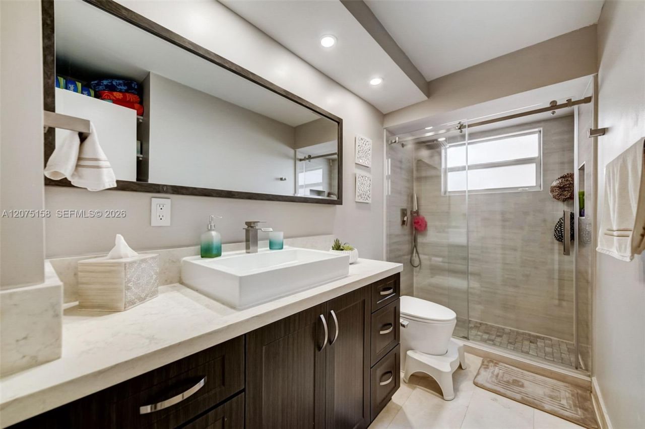 121 Golden Isles Dr , Unit 907, Hallandale Beach, FL 33009 Photo