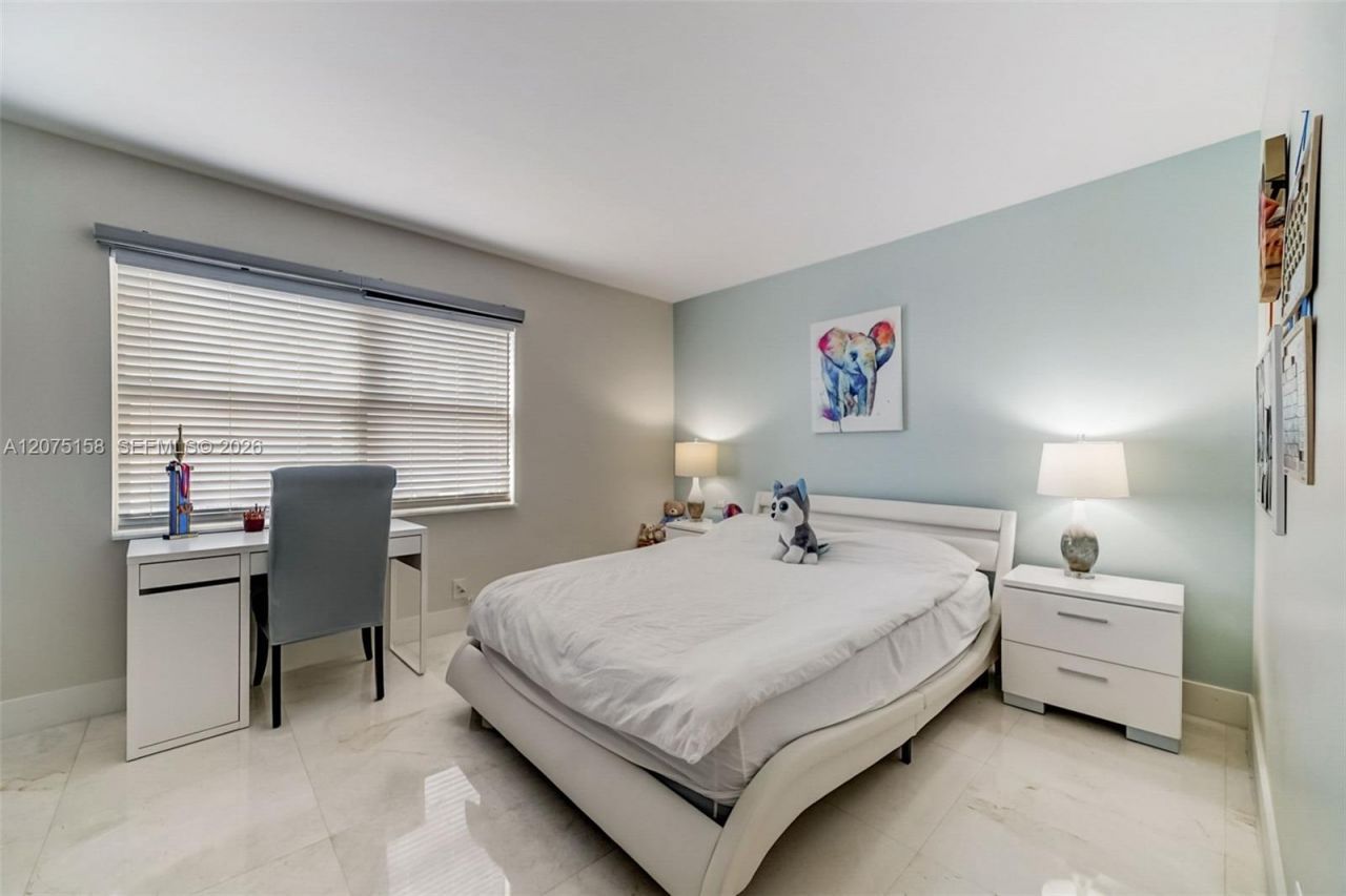 121 Golden Isles Dr , Unit 907, Hallandale Beach, FL 33009 Photo
