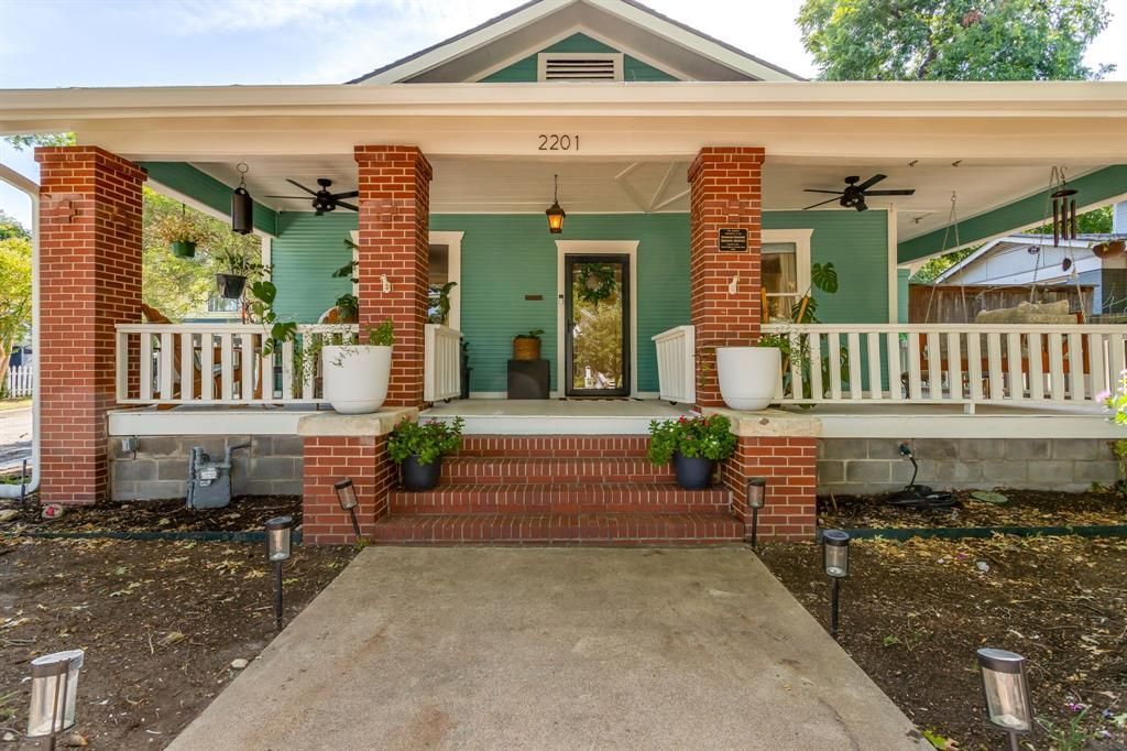 2201 Alston Avenue, Fort Worth, TX 76110 Main Photo