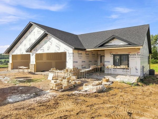 8610 Silver Oaks Drive, Dubuque, IA 52003