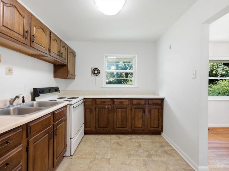 727 W Kemper Road, Forest Park, OH 45246 Photo 9