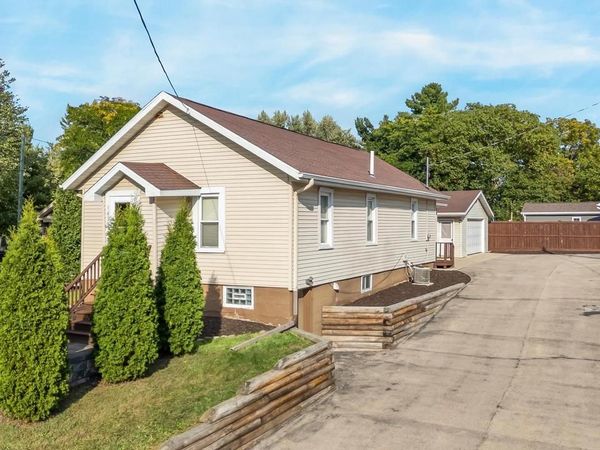 1420 S DIVISION STREET, New London, WI 54961
