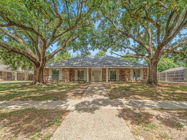 3910 Pine Park Dr, Baton Rouge, LA 70809