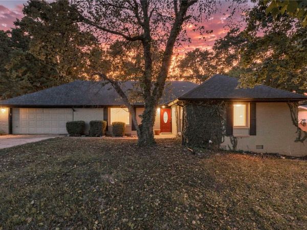 939 E Oaks Manor Drive , Fayetteville, AR 72703