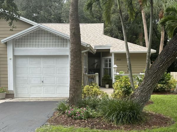 1927 SIXTY OAKS Lane, Vero Beach, FL 32966
