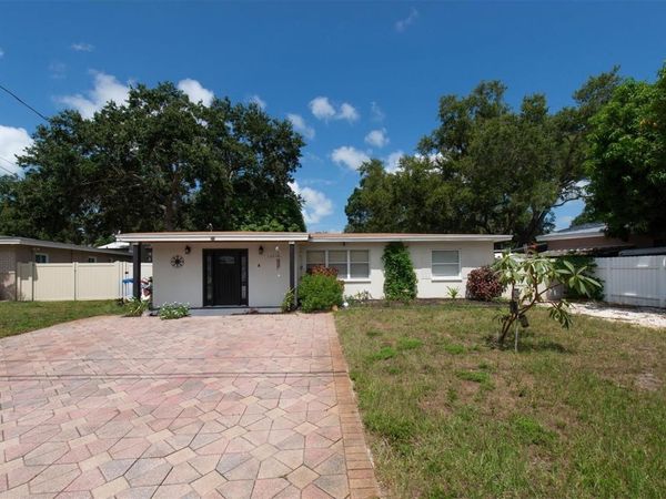 12812 LAKE DRIVE , LARGO, FL 33774