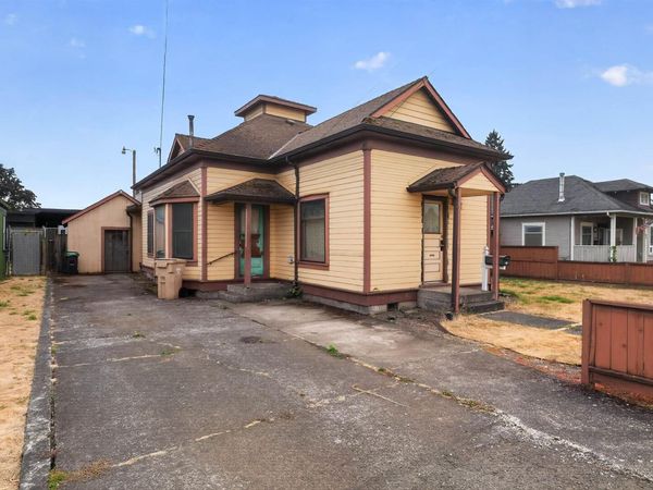 42 E St, Lebanon, OR 97219