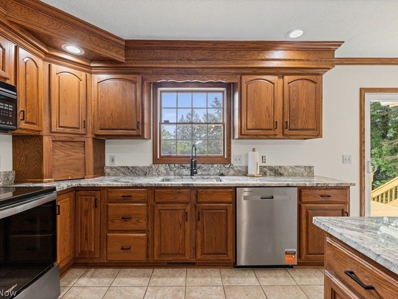 6962 Mapleridge Circle NW, Canton, OH 44718 Photo 14