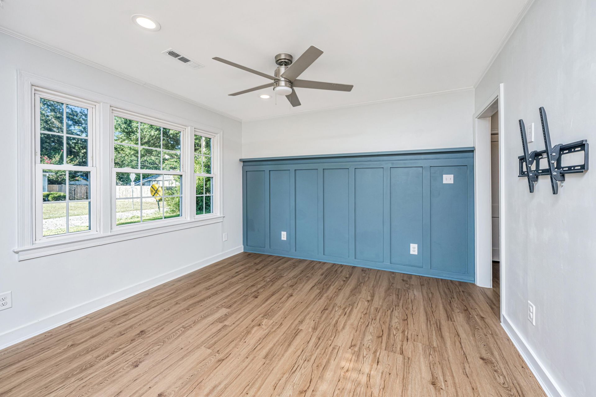 5078 Walker Street Photo 7