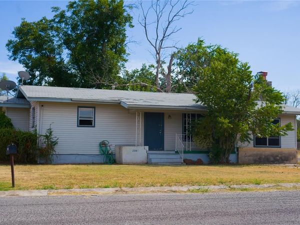2007 W Commerce Street, San Saba, TX 76877