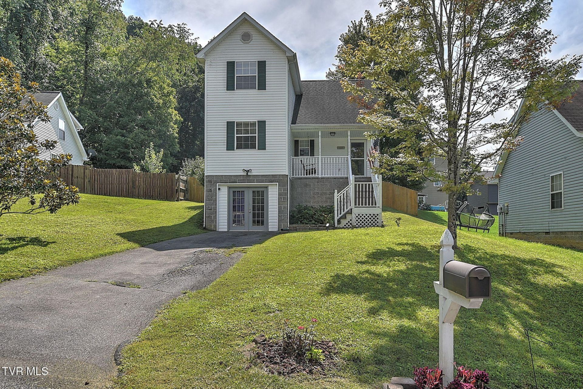 128 Saint James Place, Bristol, TN 37620 Main Photo