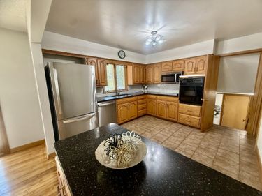 28 CRESTWOOD Drive, COUNCIL BLUFFS, IA 51503