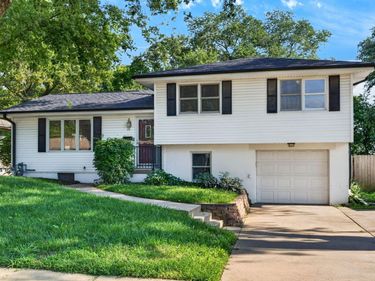 28 CRESTWOOD Drive, COUNCIL BLUFFS, IA 51503