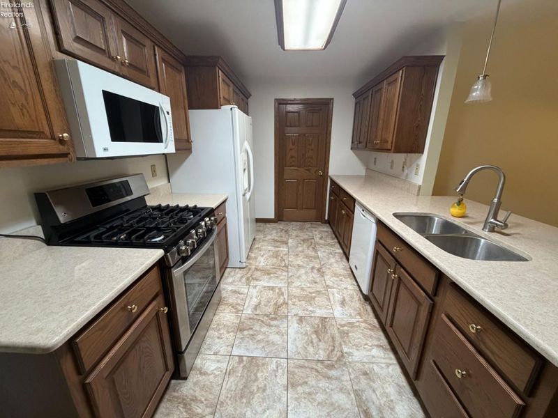 19 Ridgewood Drive, Norwalk, OH 44857 Photo 5