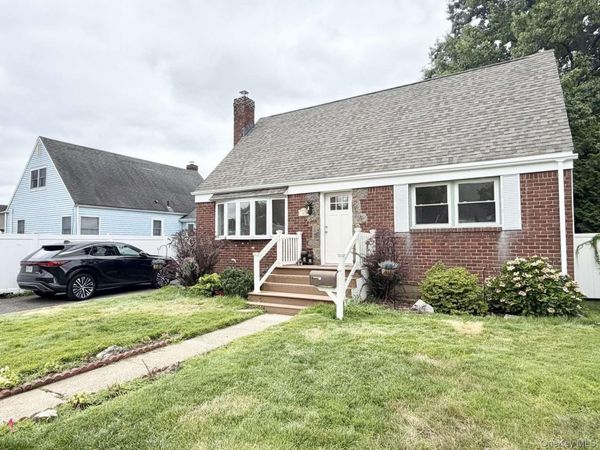 20 Iris Avenue , Merrick, NY 11566