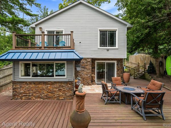 312 Beach Drive, Oakland Township, Mi 48363