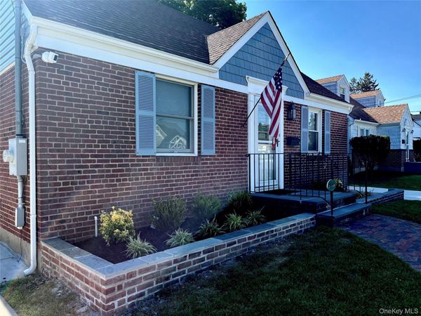 16 Cedar Drive , Unit 1st Fl, Farmingdale, NY 11735