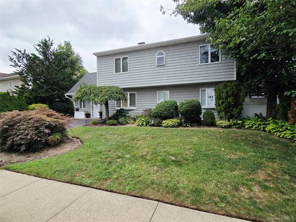 104 Choir Lane , Westbury, NY 11590