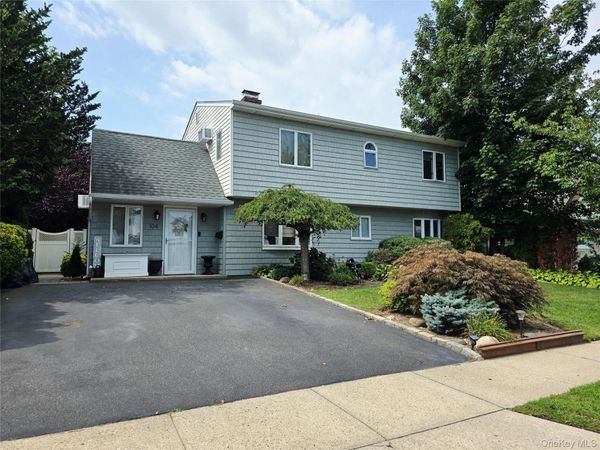 104 Choir Lane , Westbury, NY 11590