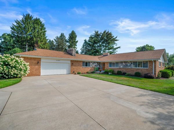 1161 Fox Hills Drive, Howell, MI 48843