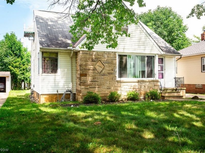 10252 Greenheath Drive, Parma Heights, OH 44130 Photo 2