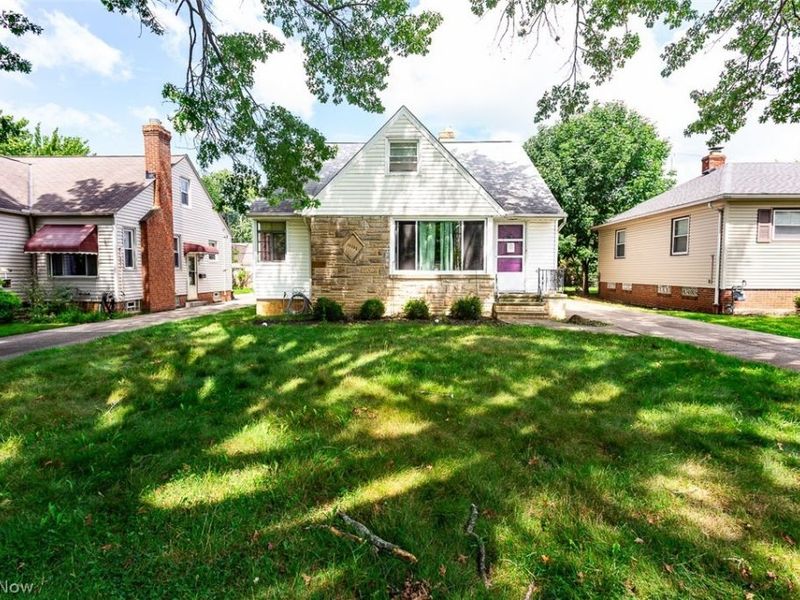 10252 Greenheath Drive, Parma Heights, OH 44130 Photo 3