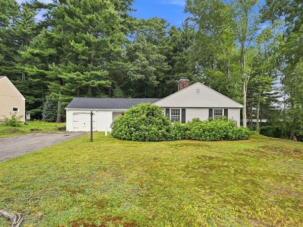 92 Oak Hollow Rd, Springfield, MA 01128
