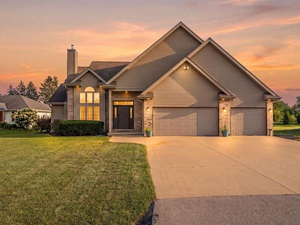 2705 OAKWOOD CIRCLE, Oshkosh, WI 54904