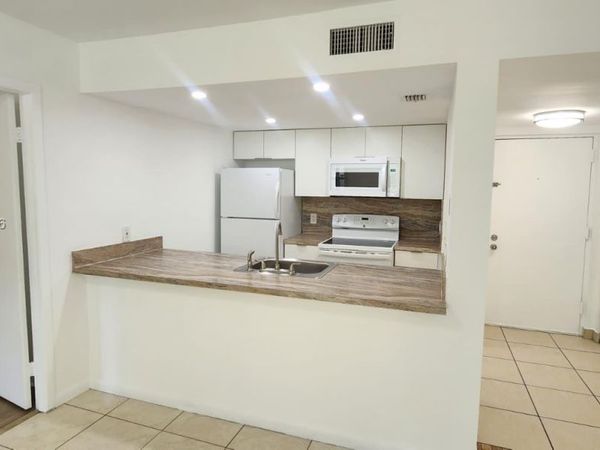 8160 Geneva Ct, Unit 104, Doral, FL 33166