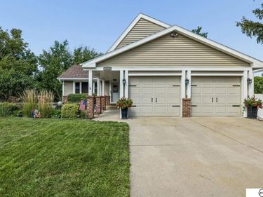 4800 Huddersfield Court, Lincoln, NE 68516
