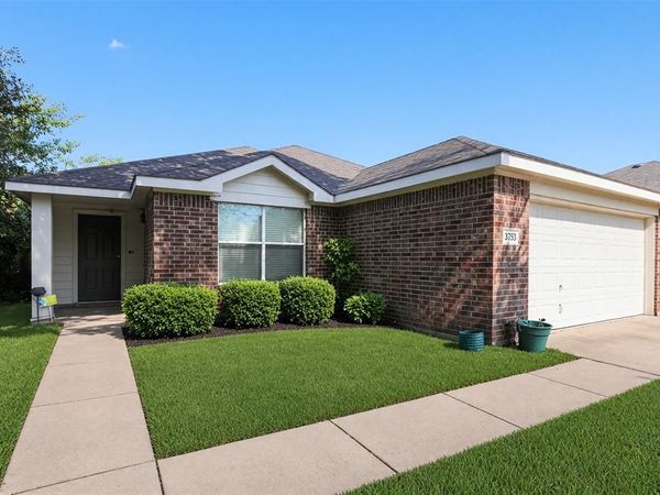 2752 Maegen Circle, Fort Worth, TX 76112
