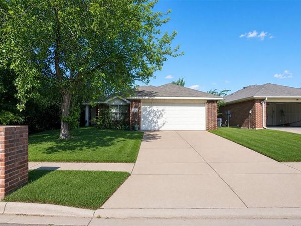 2752 Maegen Circle, Fort Worth, TX 76112