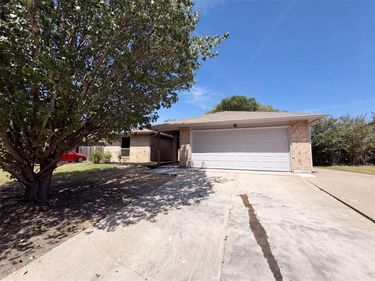 220 Grand Meadow Drive, Fort Worth, TX 76108