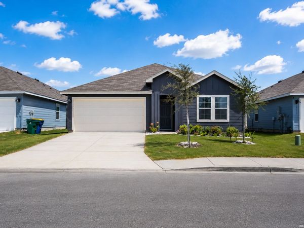 1004 VILLAGE RUN, Seguin, TX 78155