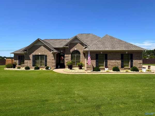 25152 Castlebury Drive, Athens, AL 35613