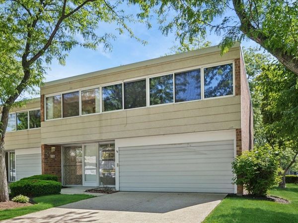 137 Avon Road , Northbrook, IL 60062