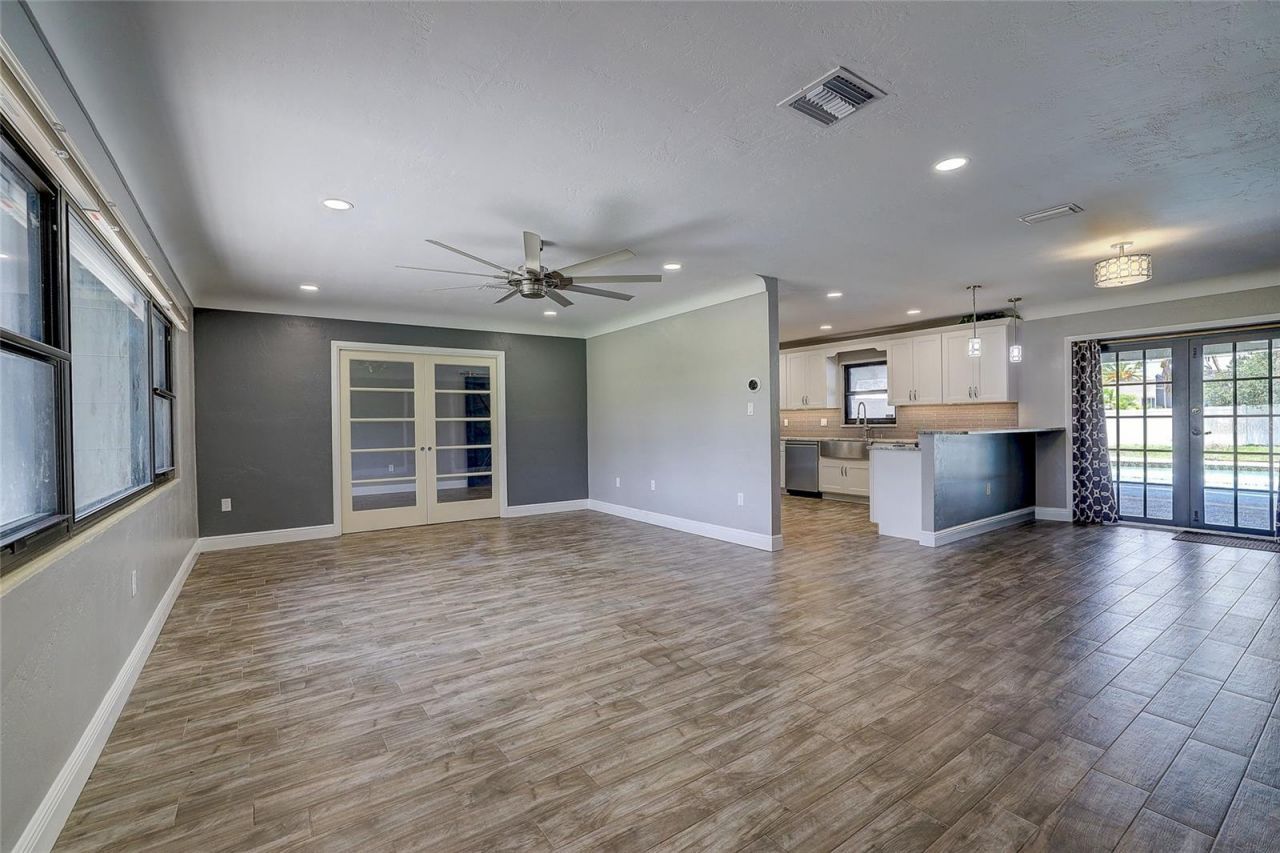 323 Suwanee Avenue, Sarasota, FL 34243 Photo