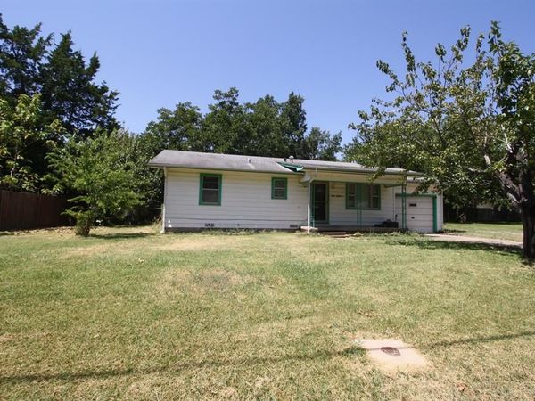 306 S Austin Street, Wolfe City, TX 75496