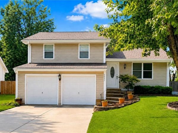 2033 E WYANDOTTE Street, Olathe, KS 66062