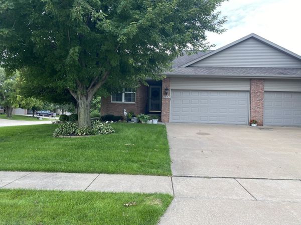 5091 56th Avenue Court , Bettendorf, IA 52722