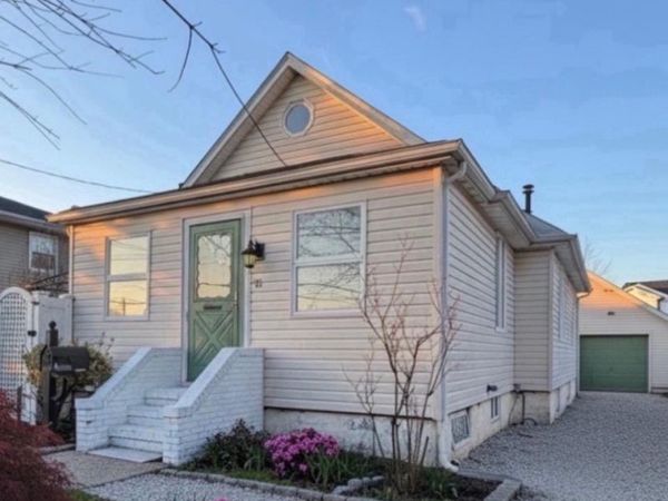 31 Cherry Avenue , Bethpage, NY 11714