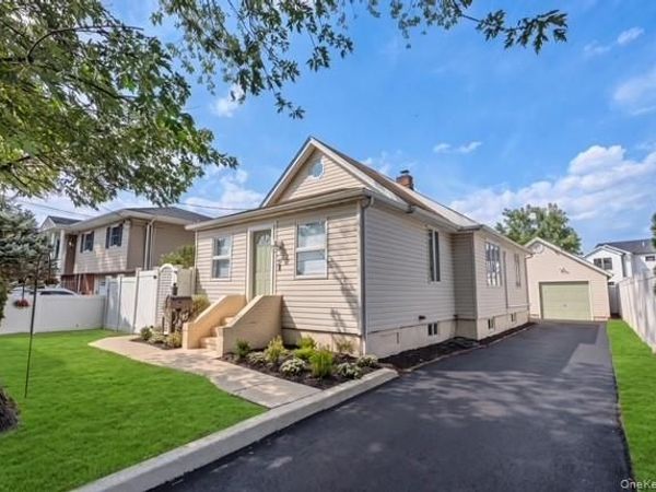 31 Cherry Avenue, Bethpage, NY 11714