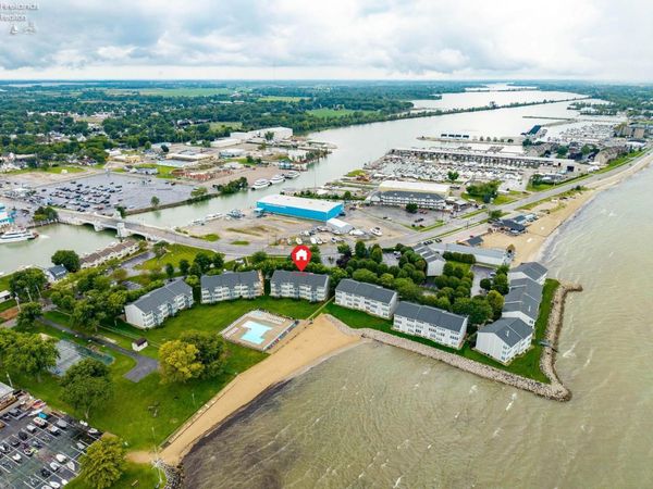 216 W Lakeshore Drive, Unit E, Port Clinton, OH 43452