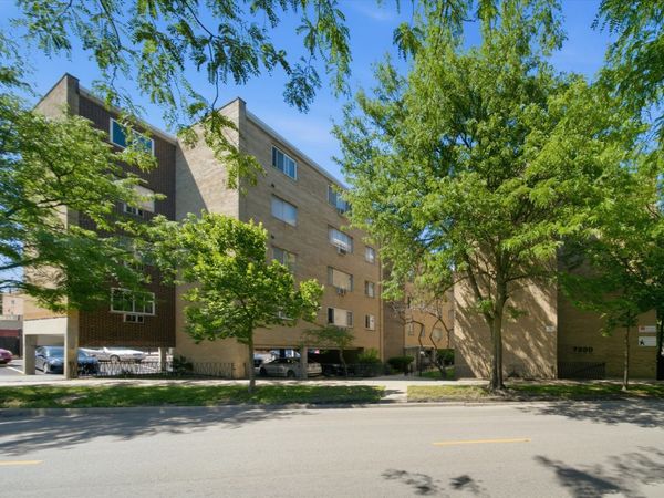 7320 N Rogers Avenue , Unit 210, Chicago, IL 60626
