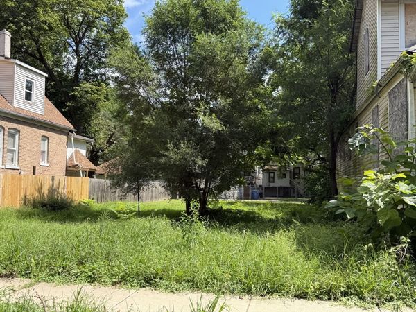 8015 S MANISTEE Avenue, Chicago, IL 60617