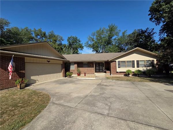 900 Holly Avenue, Harrisonville, MO 64701
